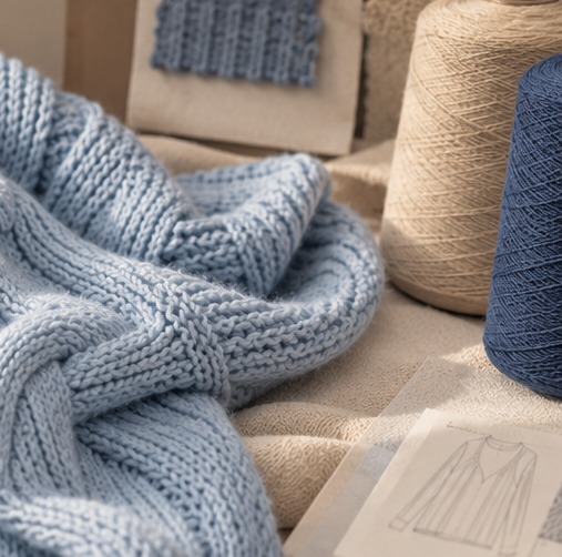 Interpretazione artistica di una trama a trecce azzurro polvere