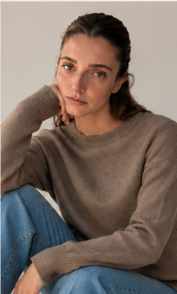 Modella con capo in lana merino